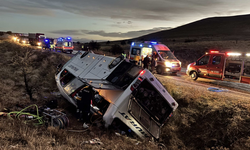 Afyonkarahisar'da yolcu otobüsü devrildi! Çok sayıda ölü ve yaralı var