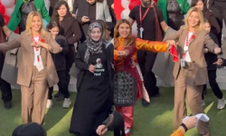 "Başörtülü kadının elini tutmadı" iddiası Gülben Ergen'i küplere bindirdi