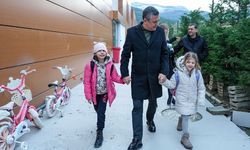 Özgür Özel, Ferdi Zeyrek’in ikiz kızları Elif ve Zeynep’i okula götürdü