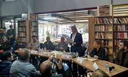 Merdan Yanardağ'a destek için İzmir'de kitaplar imzalandı