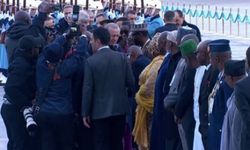 Nijerya Cumhurbaşkanı Tinubu'nun talihsiz anları! Bir anda kendini yerde buldu...