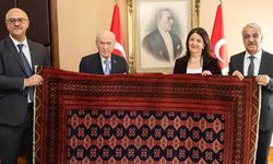 Bahçeli'den kilim hediye eden 'Kurucu önder Öcalan'a teşekkür!