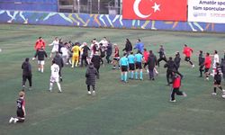 İstanbul'da son düdükle birlikte saha karıştı! Tekme ve yumruklar havada uçuştu...