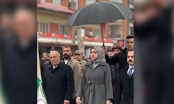 Şimdi de Tercan Kaymakamı polise şemsiye taşıttı