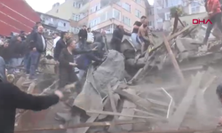 Fatih'te 2 bina çöktü! Enkaz altına kalanlar var