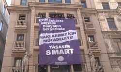 Kadınlardan İstanbul Barosu binasına “Yaşasın 8 Mart” pankartı!