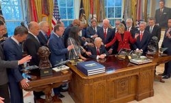 Beyaz Saray'da ilginç görüntüler! Trump için ayin yapıldı