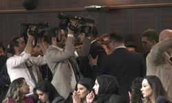 AKP grup toplantısında partililer ile gazeteciler arasında gerilim