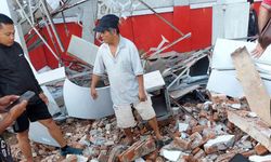 Endonezya'da 7.4 büyüklüğünde deprem