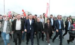 CHP Kurultayı'nın iptaline karşı İstanbul'da yürüyüş... Özgür Çelik: 'Karanlığı beraber yeneceğiz'