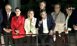 Özgür Özel, CHP Genel Merkezi önünde toplanan vatandaşlara hitap ediyor