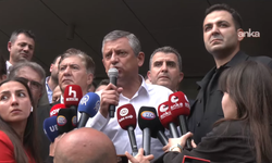 Özgür Özel, CHP Genel Merkezi önünde konuşuyor