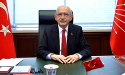 Kılıçdaroğlu kapısı polis eliyle kırılan CHP Genel Merkezi'nde poz verdi