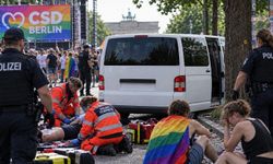 Berlin'de 'onur yürüşü'nde minibüs kalabalığa daldı: 1 ölü, 16 yaralı