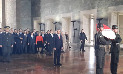 Yeni Parti Genel Başkanı Özgür Özel Anıtkabir'de Ata'nın huzurunda