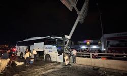 Adana'da tabela direğiyle alt geçit arasında can pazarı, 11 yaralı!