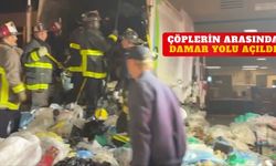Kamyonda preslendi çığlıkları hayatını kurtardı! 25 itfaiyeci iki saat boyunca çöp çıkardı!
