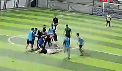 Halı saha maçında tekme ve yumruklar havada uçuştu