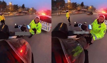 Trafik polisi, soğuktan elleri titreyen kuryeye eldivenlerini verdi