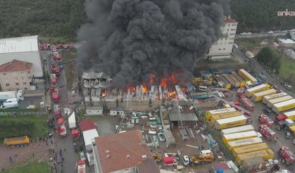 Ataşehir'de büyük yangın! Alevler 4 katlı binayı sardı...