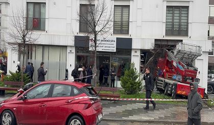 Büyükçekmece'de korkutan kaza! Asansörlü nakliye kamyonu diş polikliniğine girdi...
