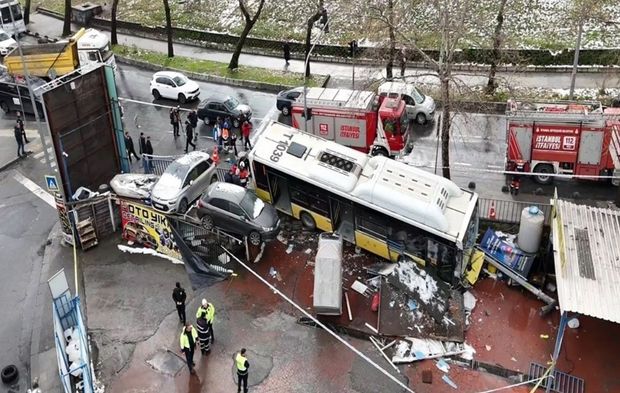 Esenler'de kaza!  İETT otobüsü otoparka daldı...