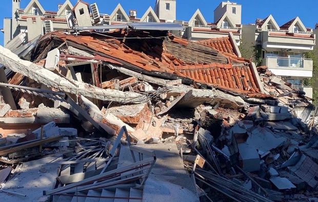 Marmaris'te tadilattaki 5 katlı apart otel çöktü