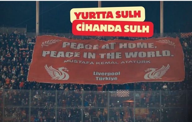Liverpool taraftarı Atatürk pankartı açtı TRT göstermedi! Tepki yağdı
