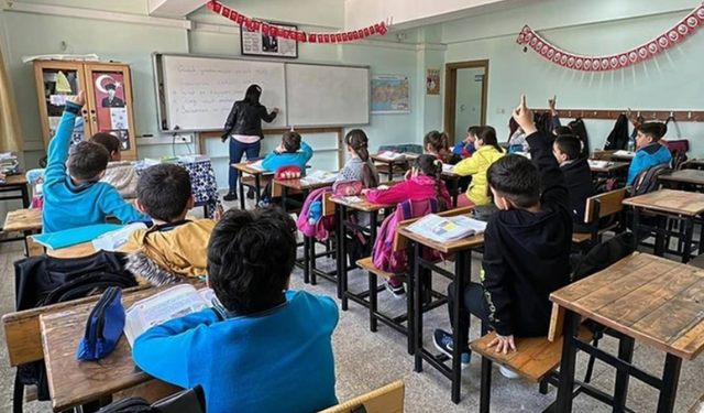 Pazartesi okulların ders saati değişti