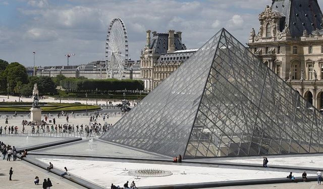 Louvre Müzesi'nde bu kez de su sızıntısı! Yüzlerce eser zarar gördü