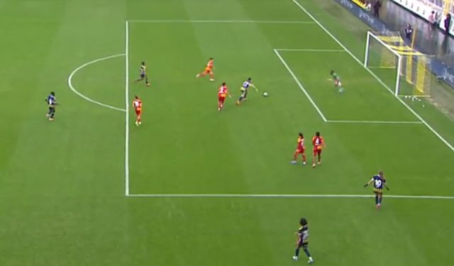 Kadın futbol derbisinde Galatasaray'ı yenen Fenerbahçe liderlik koltuğuna oturdu