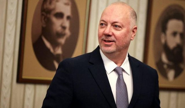 Vergi artışları ve yolsuzluk protestoları istifa getirdi!