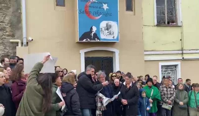Tarihi okul önünde veli protestosu! 'Ayrıcalık değil, kamusal hakkımızı talep ediyoruz'