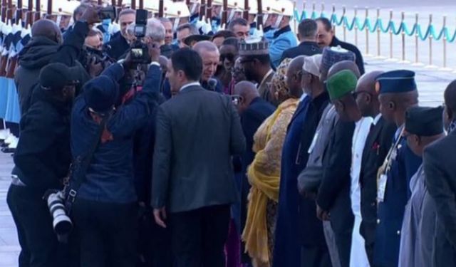 Nijerya Cumhurbaşkanı Tinubu'nun talihsiz anları! Bir anda kendini yerde buldu...