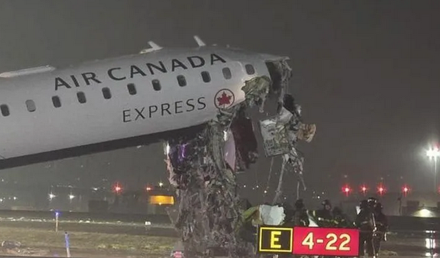 New York'taki havalimanında uçakla itfaiye aracı çarpıştı