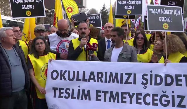 Eğitimciler MEB önünde nöbette