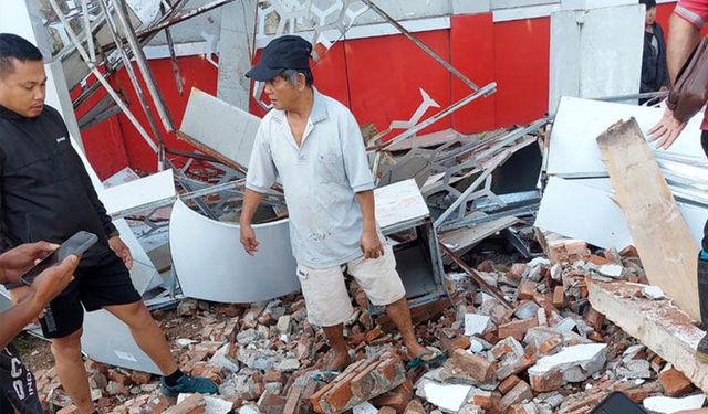 Endonezya'da 7.4 büyüklüğünde deprem