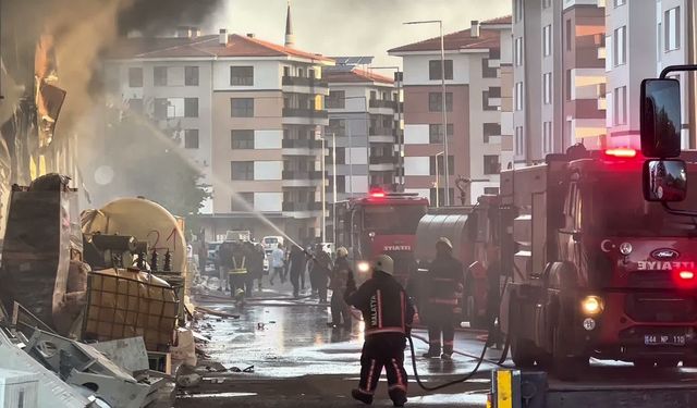 Malatya'da deprem konutları şantiyesinde yangın: 180 konteyner kullanılamaz hale geldi