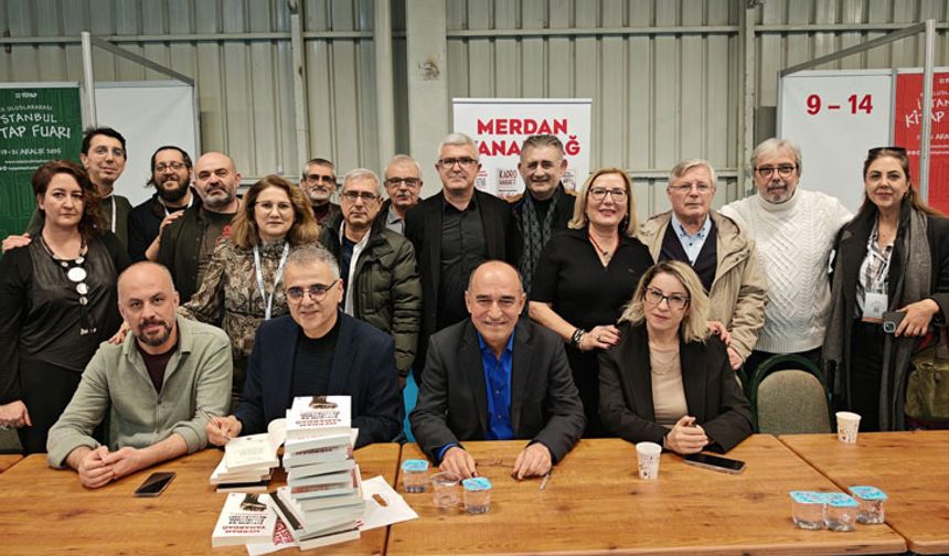 Gazeteciler TÜYAP'ta Merdan Yanardağ kitaplarını imzaladı