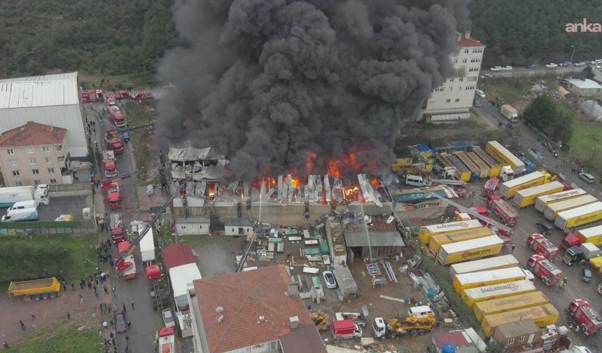 Ataşehir'de büyük yangın! Alevler 4 katlı binayı sardı...