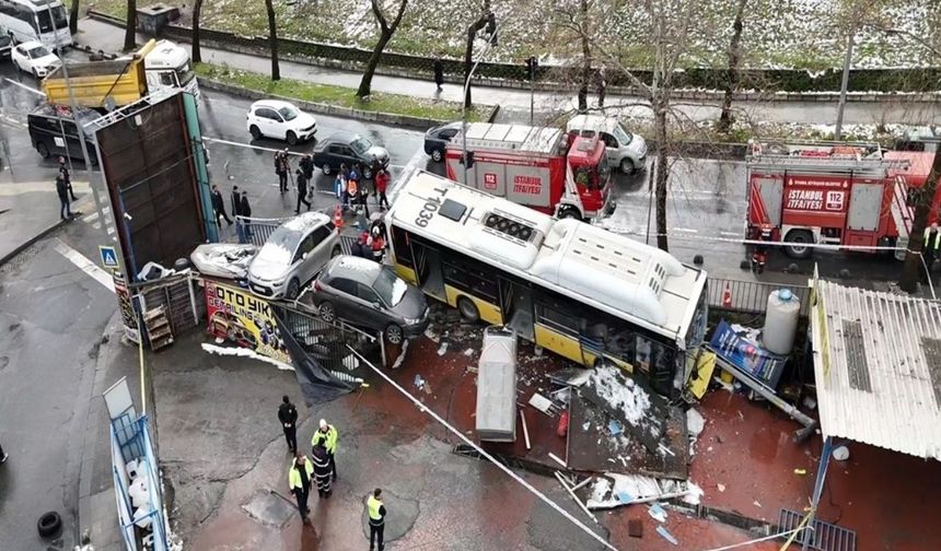 Esenler'de kaza!  İETT otobüsü otoparka daldı...