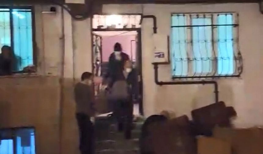 Evden çıkarmak istediği kiracısının eşyalarını sokağa attı