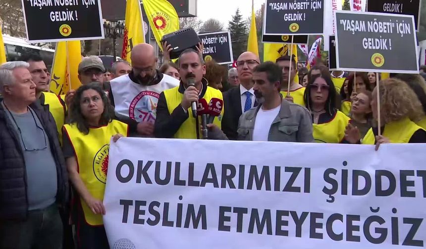 Eğitimciler MEB önünde nöbette