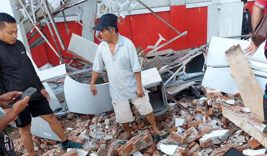 Endonezya'da 7.4 büyüklüğünde deprem