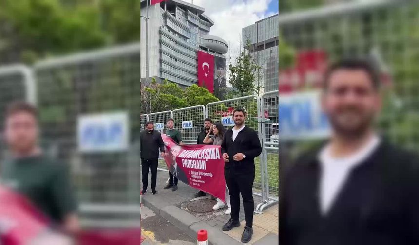 CHP Gençlik ve Kadın Kolları'ndan Özgür Özel pankartı