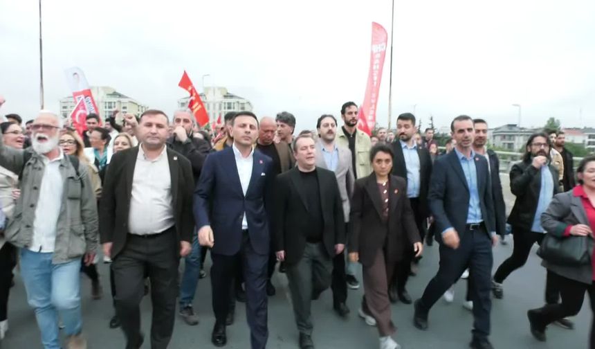 CHP Kurultayı'nın iptaline karşı İstanbul'da yürüyüş... Özgür Çelik: 'Karanlığı beraber yeneceğiz'