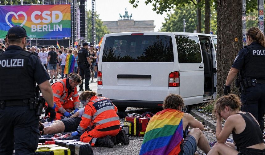 Berlin'de 'onur yürüşü'nde minibüs kalabalığa daldı: 1 ölü, 16 yaralı