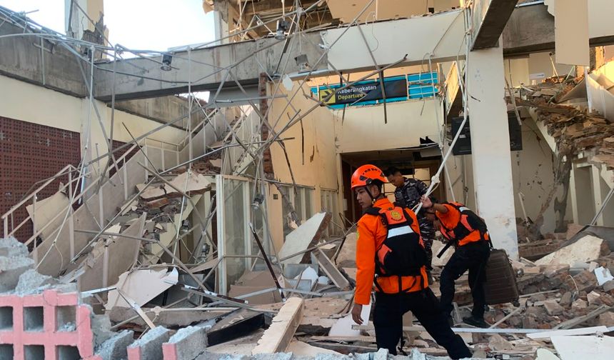 Endonezya'da 7.7 büyüklüğünde deprem: 20 ölü