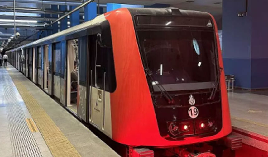 İBB iştiraki Metro İstanbul A.Ş. savunmasında trenlerdeki yolcu bilgilendirme sisteminin ömrünü doldurduğunu, yedek parça üretiminin sona erdiğini, bu nedenle de revizyon gerektiğini vurguladı. Söz konusu anonsların manuel olarak yapıldığı belirtildi.