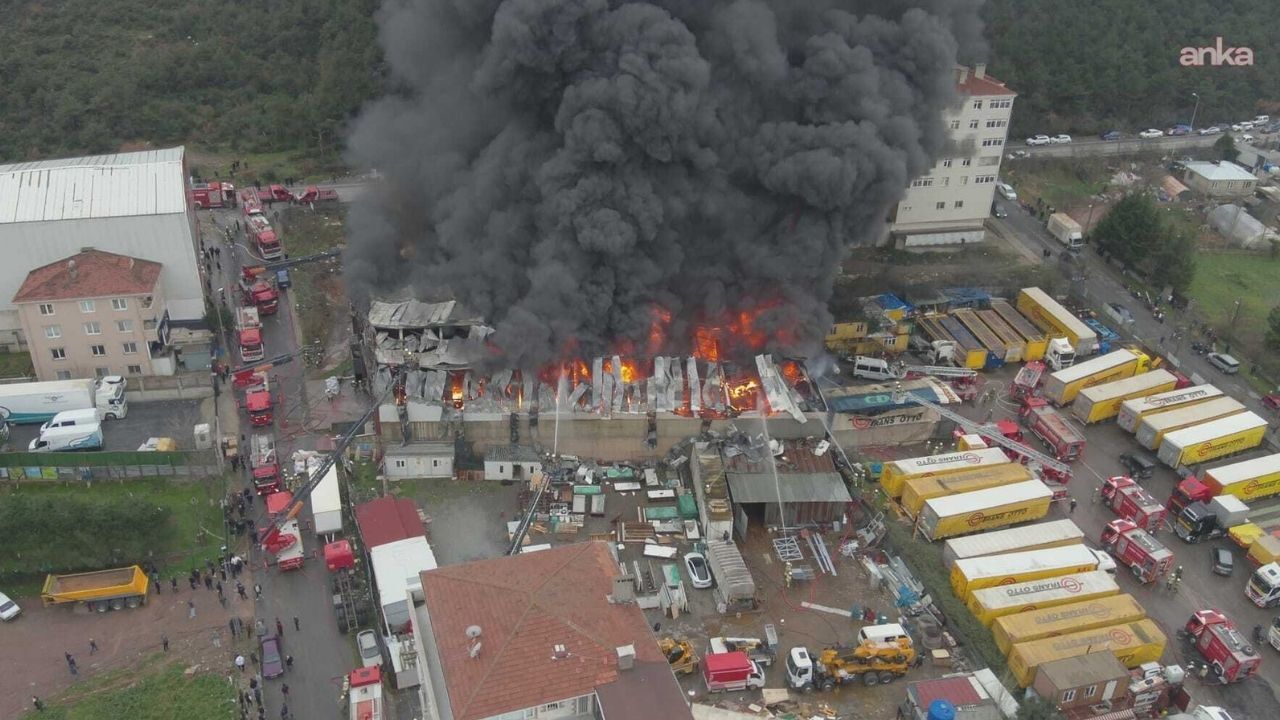 Ataşehir'de büyük yangın! Alevler 4 katlı binayı sardı...